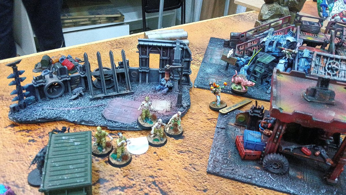 Habemus_Ludum's tweet photo. #quedadashabemusludum 
Ayer noche, @Punkapocalyptic 
Nuestro powermonguer Jarl dándole el gusto a @flautaman666 de que pruebe la #subfaccion del #VReich de #Fuerte #Thule 
Eva y Uno no pudieron con los #mutardos , pero a punto estuvieron.
#badrollgames #apocalyptic #wargaming https://t.co/gZ8qr3nkTG