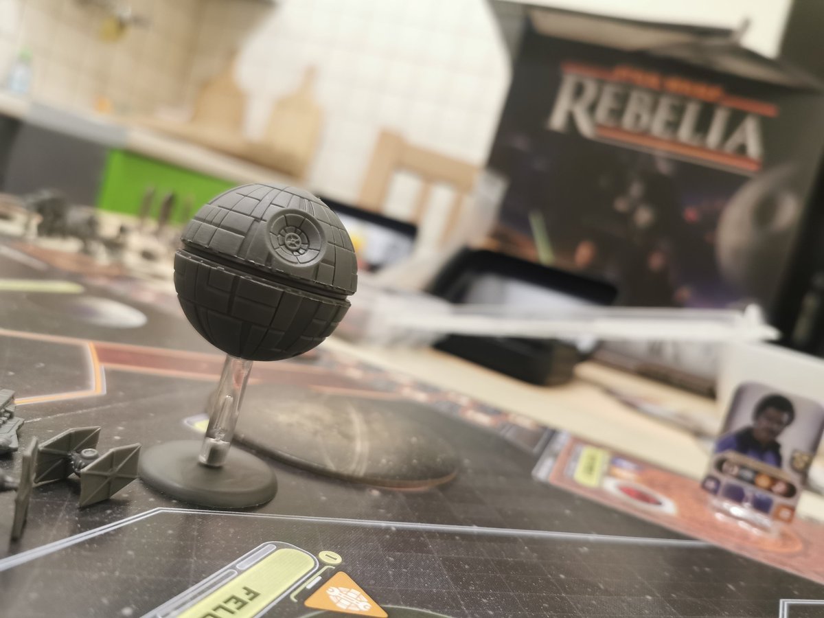 GraszkiPl's tweet photo. Nie znam #StarWars, jakoś chyba bardziej Enty mi podchodzą. Skoro lwią część przyjemności zabrała mi nieznajomość historii uniwersum to jak może być? Średnio, ale to pewnie tylko dlatego, że po 5,5h rozgrywki przegrałem 😒 #Rebelia #weekend #boardgames https://t.co/LOwDnqBA9J