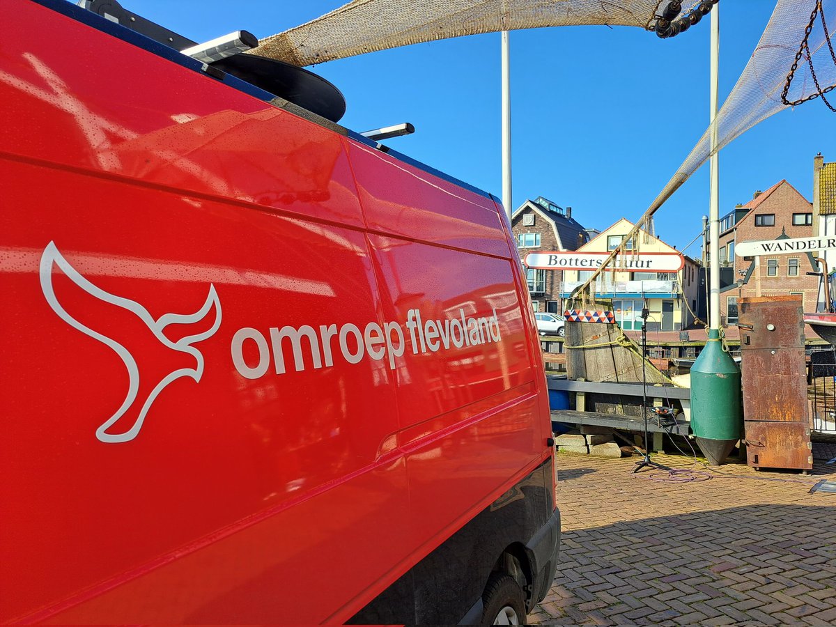 weermanrobert's tweet photo. Nu in de #botterschuur op #Urk met @OmroepFlevoland. Binnen in de schuur is het tamelijk fris, maar buiten is het heerlijk in het zonnetje. https://t.co/56vy77ONC5