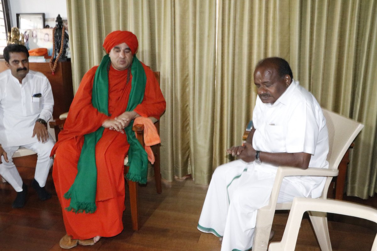 hd_kumaraswamy's tweet photo. ಕೂಡಲಸಂಗಮದ ಶ್ರೀ ಪಂಚಮಸಾಲಿ ಗುರುಪೀಠದ ಶ್ರೀ ಶ್ರೀ ಶ್ರೀ ಬಸವ ಮೃತ್ಯುಂಜಯ ಮಹಾಸ್ವಾಮೀಜಿಗಳವರು ಇಂದು ಬೆಳಗ್ಗೆ ಮಾಜಿ ಪ್ರಧಾನಮಂತ್ರಿಗಳಾದ ಶ್ರೀ @H_D_Devegowda ಅವರ ನಿವಾಸಕ್ಕೆ ಭೇಟಿ ನೀಡಿದ್ದರು. ಈ ಸಂದರ್ಭದಲ್ಲಿ ಪರಮಪೂಜ್ಯರ ಜತೆ ವಿವಿಧ ವಿಷಗಳ ಬಗ್ಗೆ ಚರ್ಚೆ ನಡೆಸಲಾಯಿತು. https://t.co/aIRUXpr90A