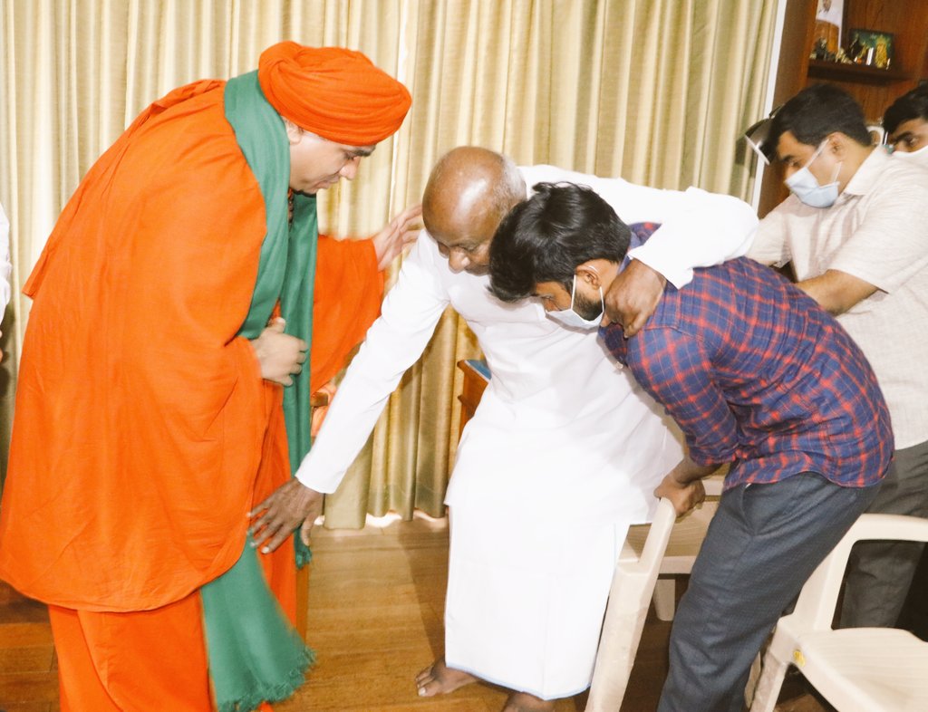 hd_kumaraswamy's tweet photo. ಕೂಡಲಸಂಗಮದ ಶ್ರೀ ಪಂಚಮಸಾಲಿ ಗುರುಪೀಠದ ಶ್ರೀ ಶ್ರೀ ಶ್ರೀ ಬಸವ ಮೃತ್ಯುಂಜಯ ಮಹಾಸ್ವಾಮೀಜಿಗಳವರು ಇಂದು ಬೆಳಗ್ಗೆ ಮಾಜಿ ಪ್ರಧಾನಮಂತ್ರಿಗಳಾದ ಶ್ರೀ @H_D_Devegowda ಅವರ ನಿವಾಸಕ್ಕೆ ಭೇಟಿ ನೀಡಿದ್ದರು. ಈ ಸಂದರ್ಭದಲ್ಲಿ ಪರಮಪೂಜ್ಯರ ಜತೆ ವಿವಿಧ ವಿಷಗಳ ಬಗ್ಗೆ ಚರ್ಚೆ ನಡೆಸಲಾಯಿತು. https://t.co/aIRUXpr90A