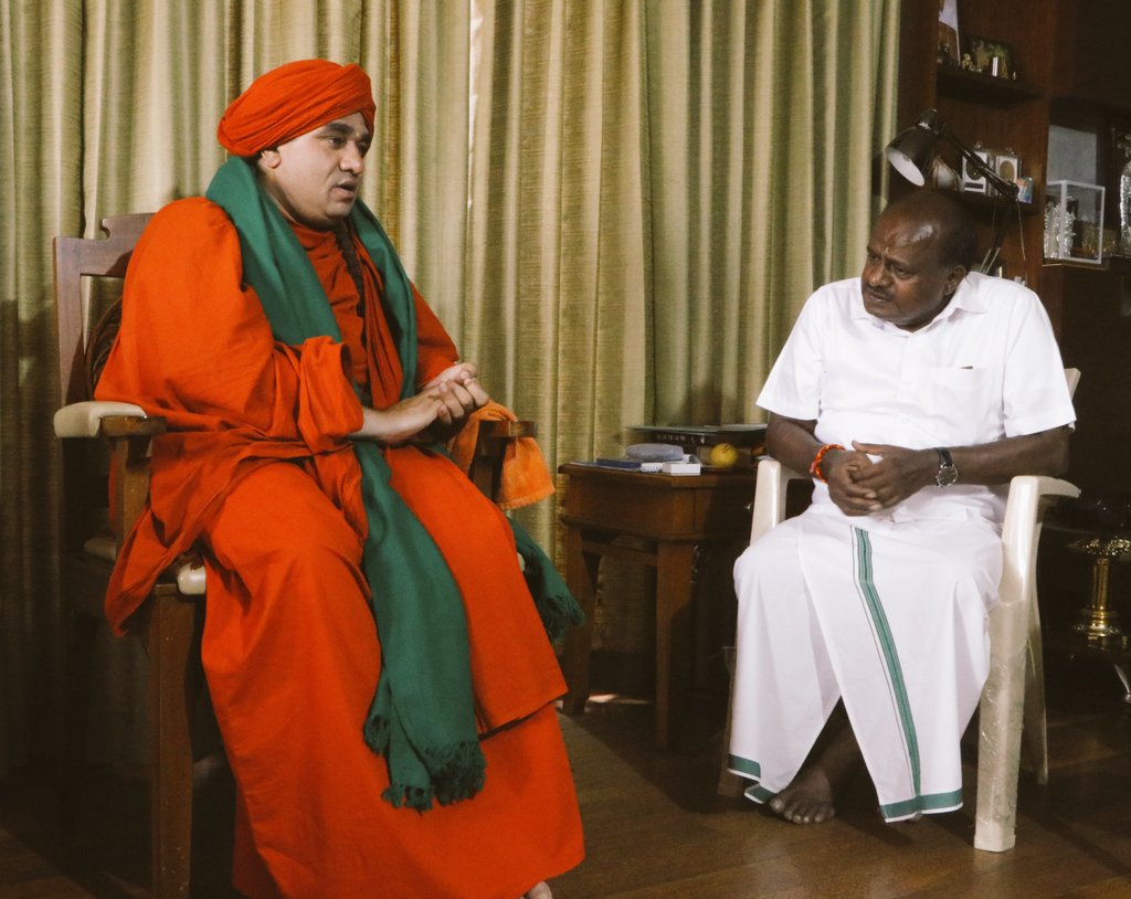 hd_kumaraswamy's tweet photo. ಕೂಡಲಸಂಗಮದ ಶ್ರೀ ಪಂಚಮಸಾಲಿ ಗುರುಪೀಠದ ಶ್ರೀ ಶ್ರೀ ಶ್ರೀ ಬಸವ ಮೃತ್ಯುಂಜಯ ಮಹಾಸ್ವಾಮೀಜಿಗಳವರು ಇಂದು ಬೆಳಗ್ಗೆ ಮಾಜಿ ಪ್ರಧಾನಮಂತ್ರಿಗಳಾದ ಶ್ರೀ @H_D_Devegowda ಅವರ ನಿವಾಸಕ್ಕೆ ಭೇಟಿ ನೀಡಿದ್ದರು. ಈ ಸಂದರ್ಭದಲ್ಲಿ ಪರಮಪೂಜ್ಯರ ಜತೆ ವಿವಿಧ ವಿಷಗಳ ಬಗ್ಗೆ ಚರ್ಚೆ ನಡೆಸಲಾಯಿತು. https://t.co/aIRUXpr90A