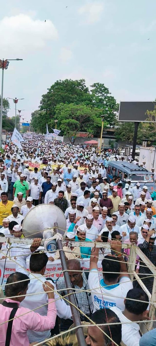 #Oldpensionscheme साठी सोलापूर येथे कर्मचाऱ्यांचा विराट मोर्चा...
#जुनी_पेंशन_संप 
#जुनीपेन्शन लागू ....
सुकाणू समिती शिष्ट मंडळाला पाचारण न करता इतरांना बोलवून शासन राजकरण करत आहे कृपया थांबवा
<a href="/abpmajhatv/">ABP माझा</a> 
<a href="/TV9Marathi/">TV9 Marathi</a> <a href="/zee24taasnews/">ZEE २४ तास</a> <a href="/lokmat/">Lokmat</a> <a href="/mieknathshinde/">Eknath Shinde - एकनाथ शिंदे</a> <a href="/Dev_Fadnavis/">Devendra Fadnavis</a> 
#Ops