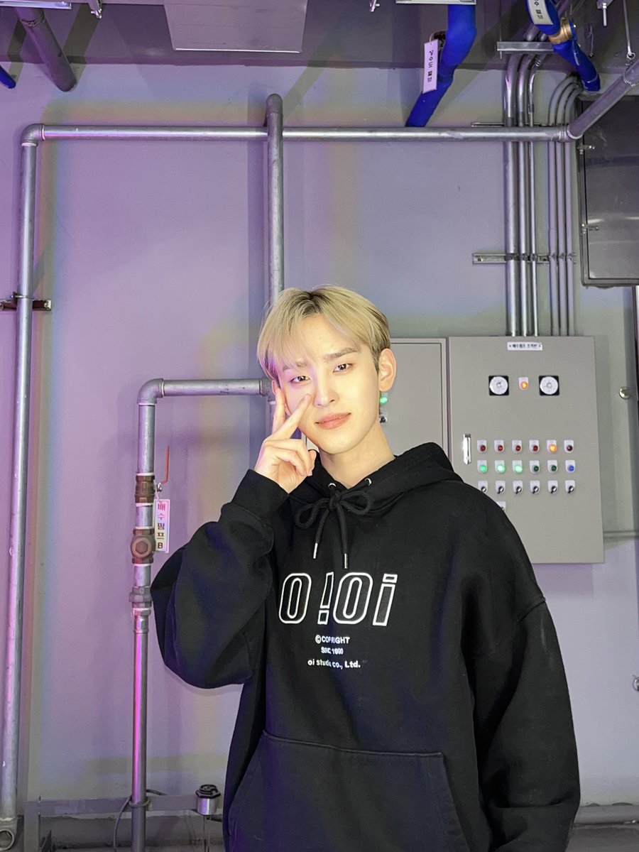 XODIACOfficial's tweet photo. 'CALLING' TIKTOK CHALLENGE
BEHIND PHOTOS 📸

#XODIAC #소디엑 #CALLING #콜링 #XODIAC_CALLING #CALLING_Challenge
#LEX #렉스 #HYUNSIK #현식 
#OCJNEWBIES #ONECOOLJACSO https://t.co/M7LdJIPwXw