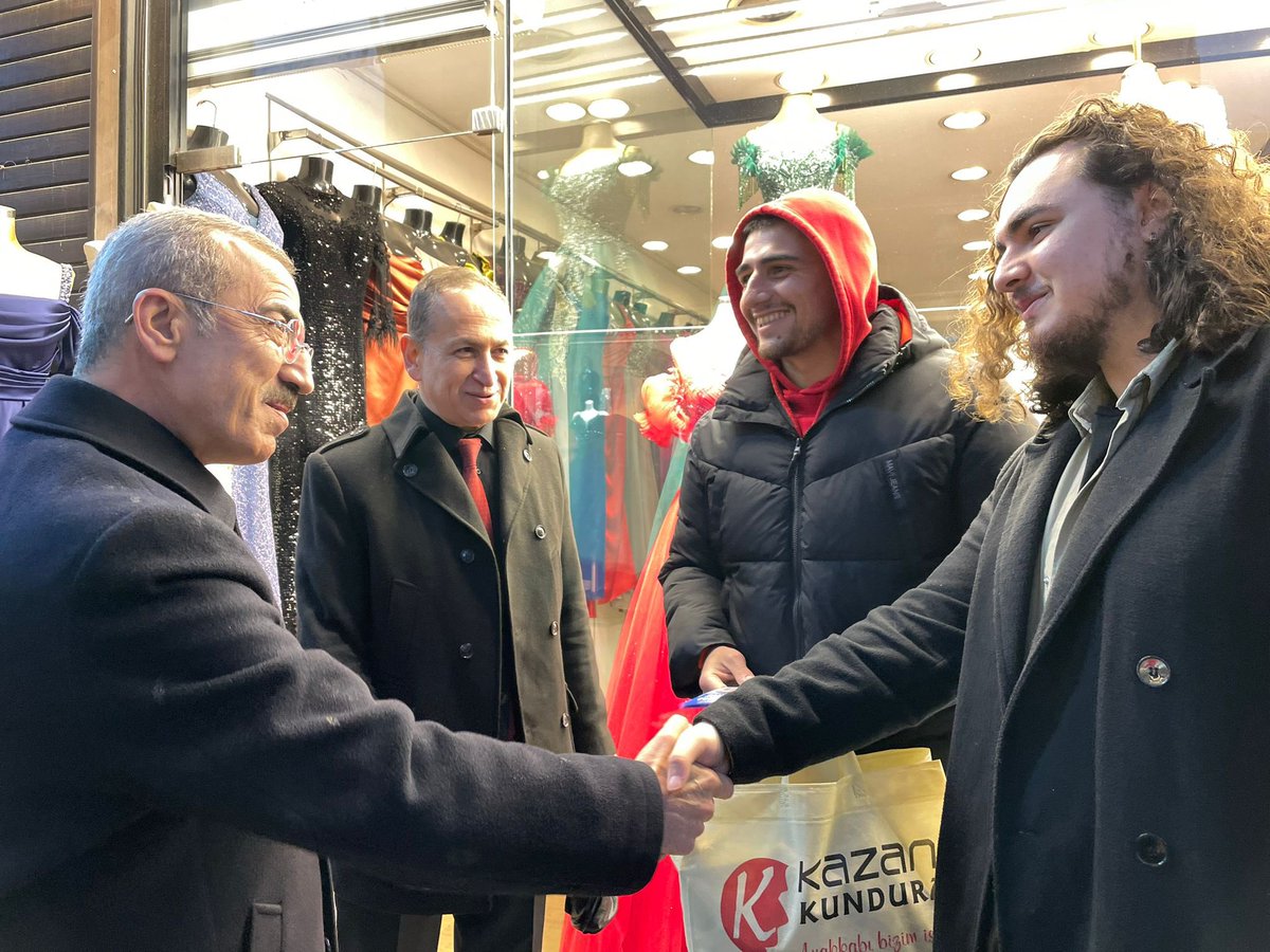 milletpartisi's tweet photo. Sayın Genel Başkanımız Cuma Nacar Bursa Kapalı Çarşı’da ziyaretlerde bulundu, esnafımızla sohbet etti https://t.co/Msap8OYzwg