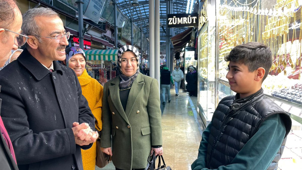 milletpartisi's tweet photo. Sayın Genel Başkanımız Cuma Nacar Bursa Kapalı Çarşı’da ziyaretlerde bulundu, esnafımızla sohbet etti https://t.co/Msap8OYzwg