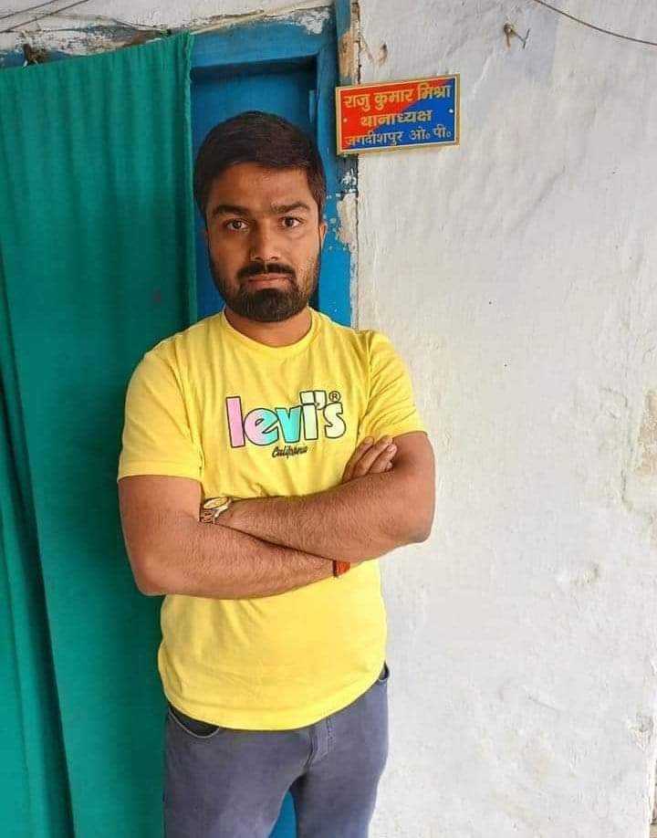 kumardhirajd0's tweet image. सफ़र में धूप तो होगी जो चल सको तो चलो..
सभी हैं भीड़ में तुम भी निकल सको तो चलो ..
किसी के वास्ते राहें कहाँ बदलती हैं ..
तुम अपने आप को ख़ुद ही बदल सको तो चलो. 
यहाँ किसी को कोई रास्ता नहीं देता .
मुझे गिरा के अगर तुम सँभल सको तो चलो.. 
#ManishKashyap 
#मनीष_कश्यप 
#बिहारपुलिस