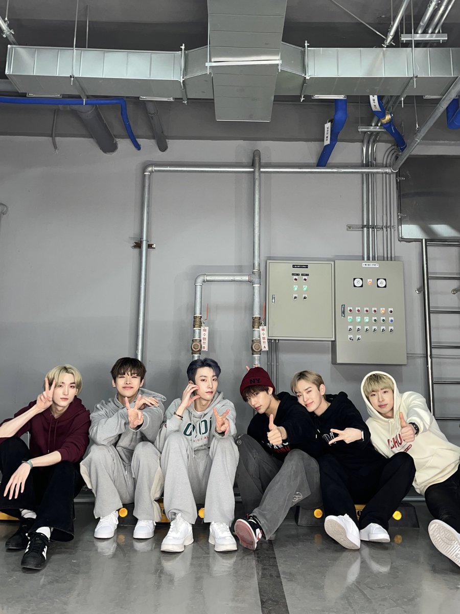 XODIACOfficial's tweet photo. 'CALLING' TIKTOK CHALLENGE
BEHIND PHOTOS 📸

#XODIAC #소디엑 #CALLING #콜링 #XODIAC_CALLING #CALLING_Challenge
#LEX #렉스 #HYUNSIK #현식 #BEOMSOO #범수 #WAIN #웨인 #SING #씽 #DAVIN #다빈
#OCJNEWBIES #ONECOOLJACSO https://t.co/TSv13Mq2AW