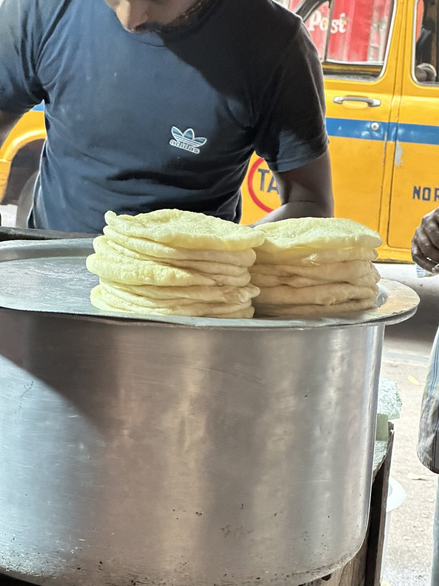manishasinghal's tweet photo. Kolkata
Saturday
Luchi &amp; aloo dum, jalebi, phulka…. 
All in Rs 30.. 
experience- priceless ! 
#Kolkata #luchi #BBDLane #streetfood #FairlieStreet https://t.co/7xQlQGZIrV