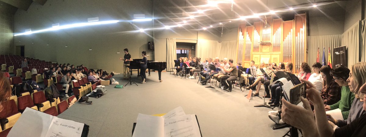 admurm_'s tweet photo. El #CPRM (Coro Profes Región Murcia) prepara estreno de cuatro fábulas de compositores y alumnos del @CSMMURCIA junto a Coros del Programa Educativo Cantemus @Educarm  dirigido por @conductormusic Asiste al ensayo el compositor Esteban Ivars. 27marzo en @AUDITORIOMURCIA https://t.co/vqlz3gRuw0
