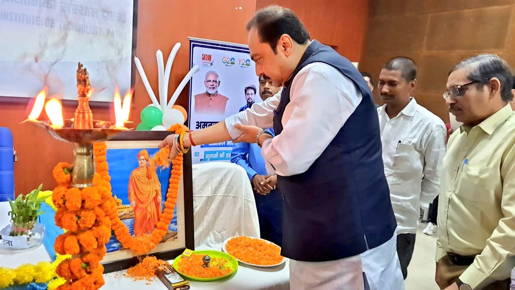 _vivekthakur's tweet photo. राष्ट्रीय प्रौद्योगिकी संस्थान, पटना (NIT Patna) में भारत सरकार के युवा एवं खेल मंत्रालय द्वारा आयोजित "युवा उत्सव" कार्यक्रम का उद्घाटन कर उपस्थित युवाओं को संबोधित किया।

@PMOIndia @narendramodi @AmitShah @JPNadda @blsanthosh @NITPatna1 @AmritMahotsav @Nyksindia @BiharNyks https://t.co/pKpXIp0jaq