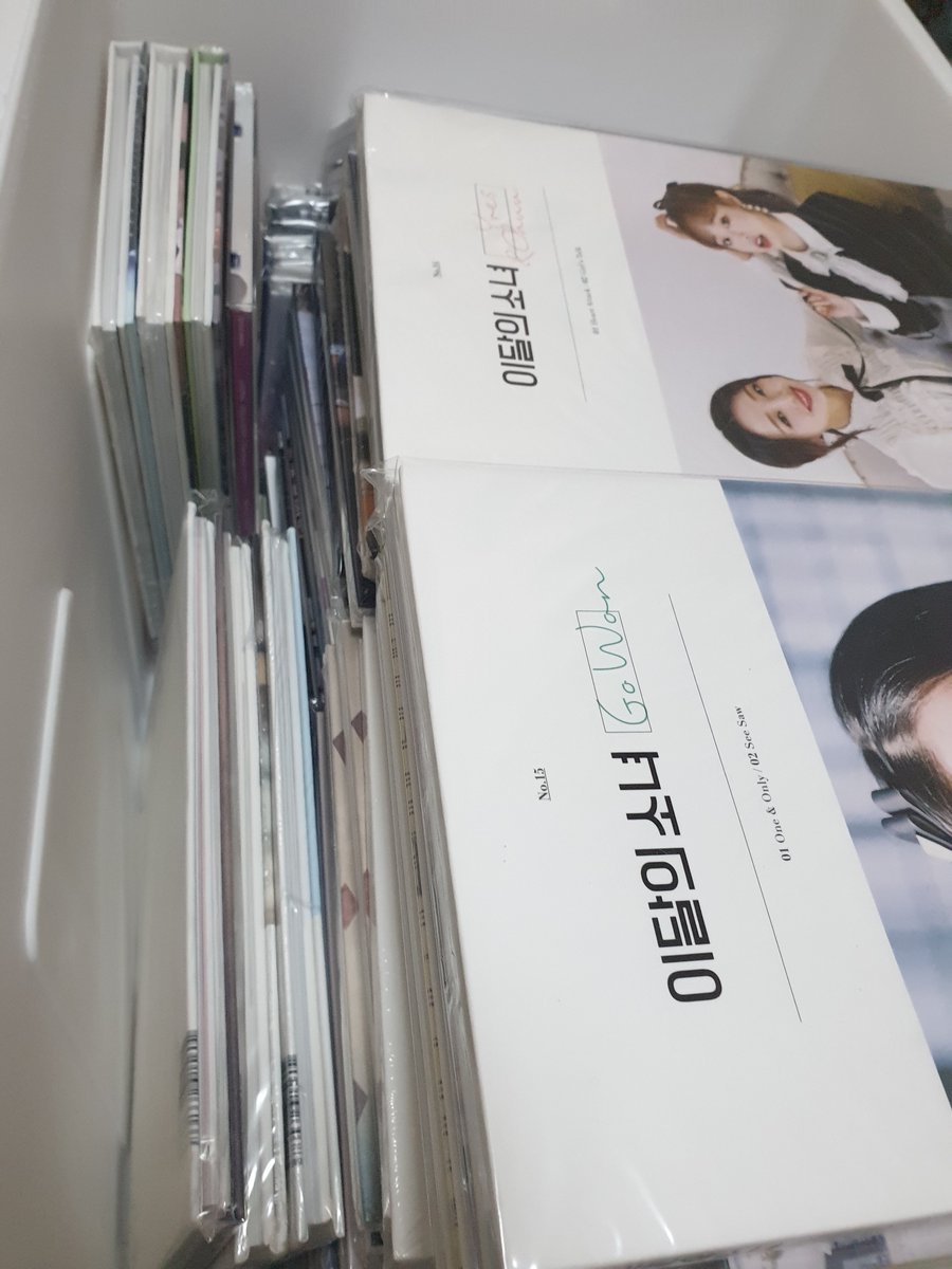 anool_loona's tweet photo. 담주 이사라 짐정리하는데 앨범부터 시작했는데 힘들어서 죽고파.. https://t.co/yRwFA9MKyB