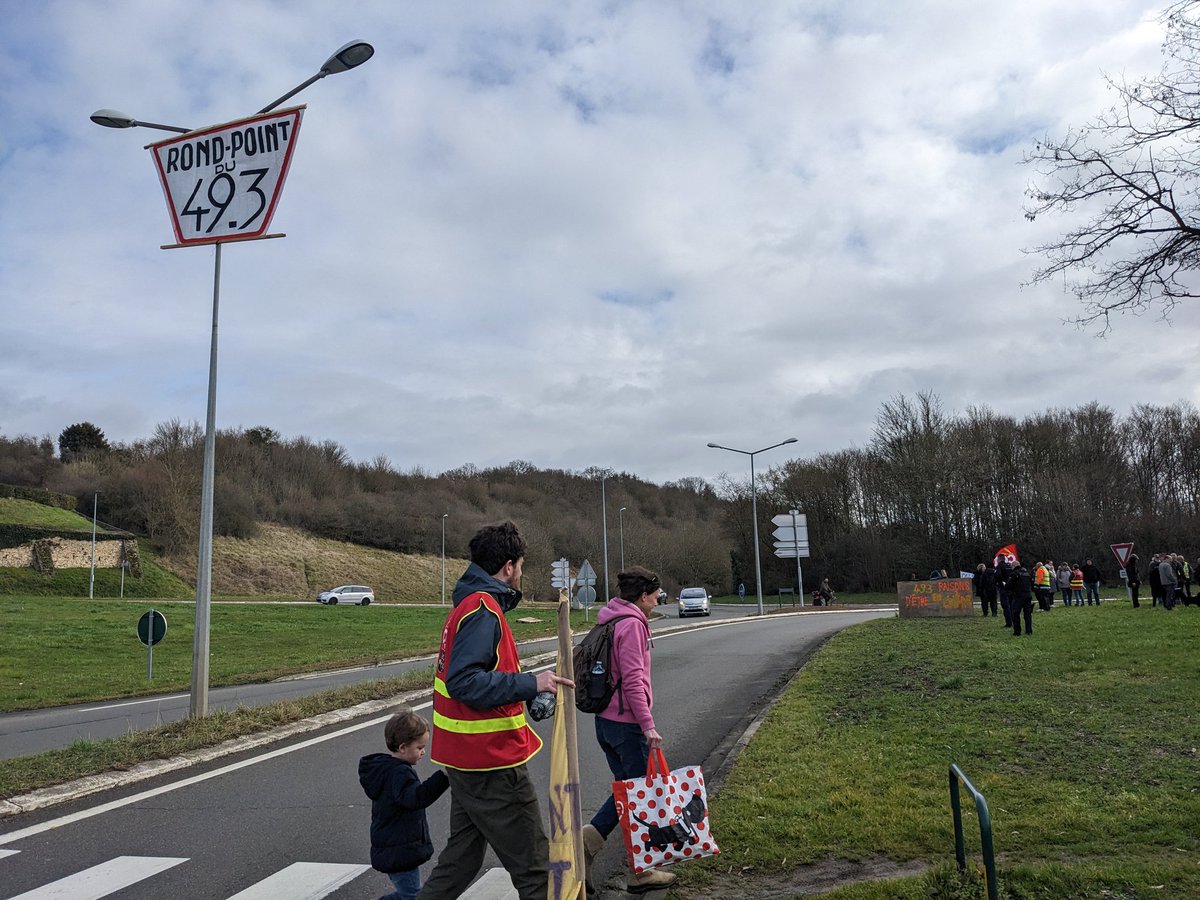 lecho_Perche's tweet photo. Réforme des retraites : un nouveau rassemblement se prépare ce samedi matin sur le rond-point de #Margon, près de #Nogentlerotrou, que les manifestants ont rebaptisé "rond-point du 49.3" https://t.co/doQO9XpPVc