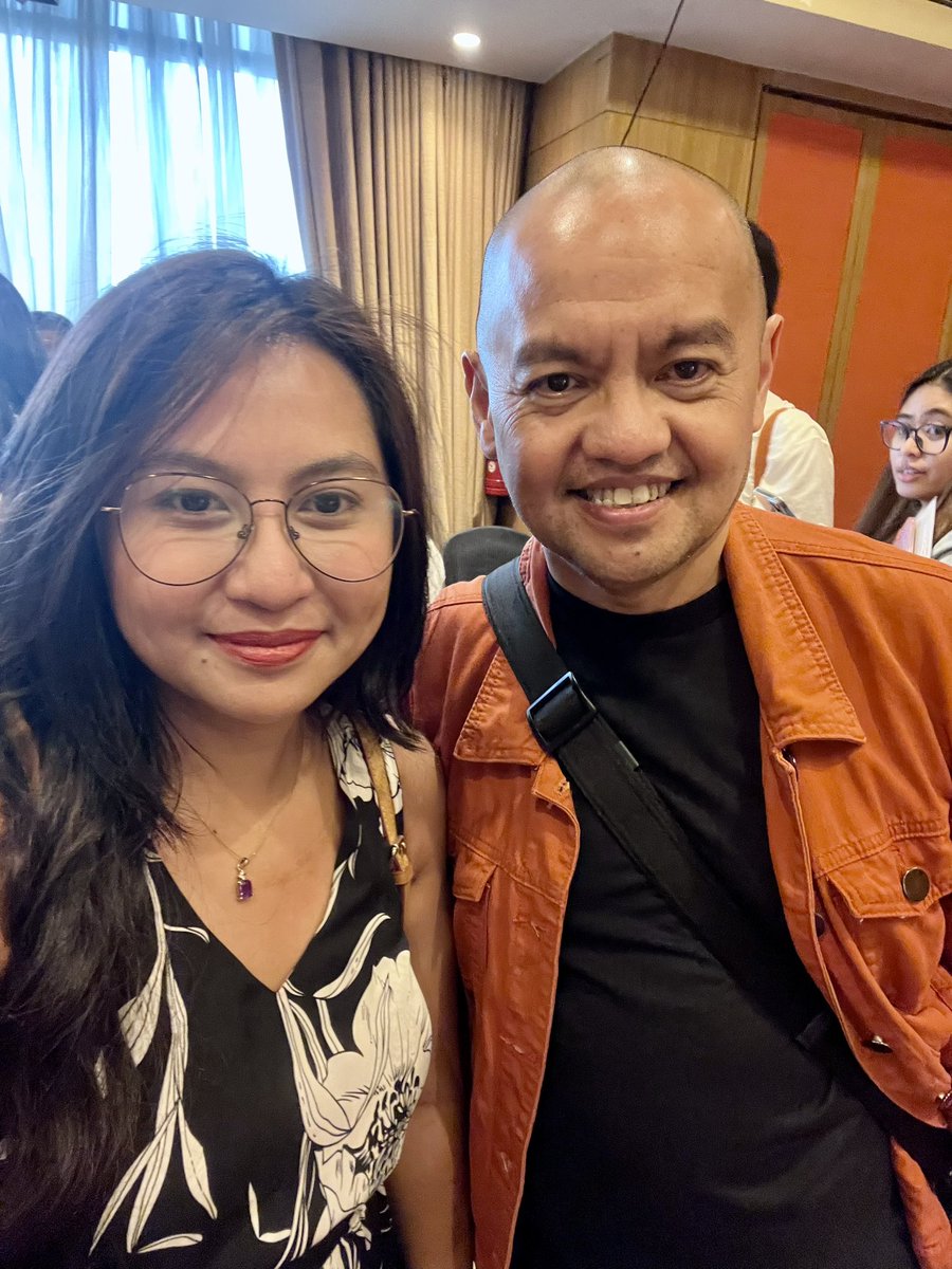 eizelkarina's tweet photo. With the Best Bar Ever chair, justice @marvicleonen and Atty. Geron 😍

#ManilaPenShow #FountainPenNetworkPhilippines #FPNPH https://t.co/wUVv2oEtdZ