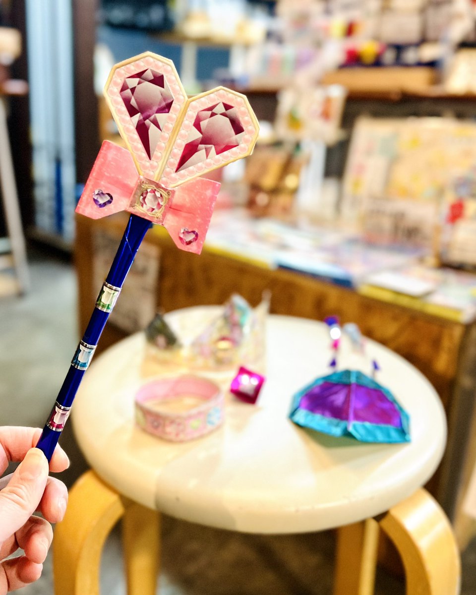 MONOKOKORO1's tweet photo. 大人が作っても楽しい！
【ジュエリープリンセスおりがみ】が入荷しました👑✨
ティアラ、ペンダント、ステッキ、ブレスレット、リング。
5種類のキラキラジュエリーが作れるおりがみです☺️

・¥330
・対象年齢 3才以上 https://t.co/mrpE8pi10T