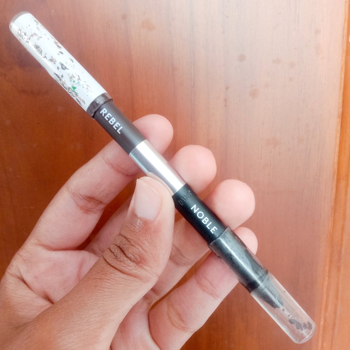 Jihan_swaylim's tweet photo. siapa nih kalau makeup ga pernah bisa skip eye liner, nah kyak aku nih..
semenjak cobain produk @Somethinc4u 1 ini ,langsung g bisa ke eye liner lain,krn udah ngerasa cukup banget sama ini.
dari pigmentasi,tekstur,dll.
@royalssociety #StatesTroops #StatesReview #Somethinc https://t.co/I6jI4HXpJW