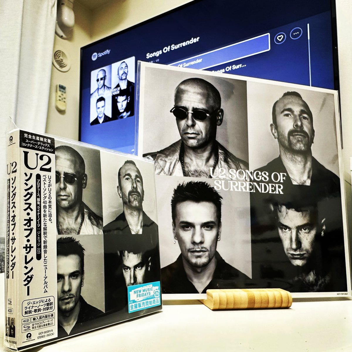 charlie_dsuzuki's tweet photo. U2の新作。「只のボノとジ・エッジによるU2セルフカバー集でしょ」と侮ってはいけません(←実際に僕が侮っていました…)。
聴けば聴くほど、知れば知るほどに味が出ます。ご飯何杯でもいけます。止まりません。
#u2 #songsofsurrender #u2sos40 #u2japan https://t.co/z8JTCvoDiH
