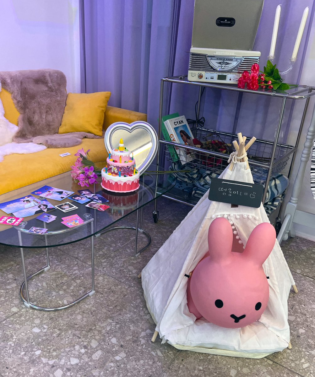 cloud_since1994's tweet image. 🐰카페 플로이드

카페 들어가기 전부터 떵웅이가 뙇!
톢이떵웅 가득했오
나도 네컷사진 찍었땽📸

#오늘도_따뜻한_성운이의_봄