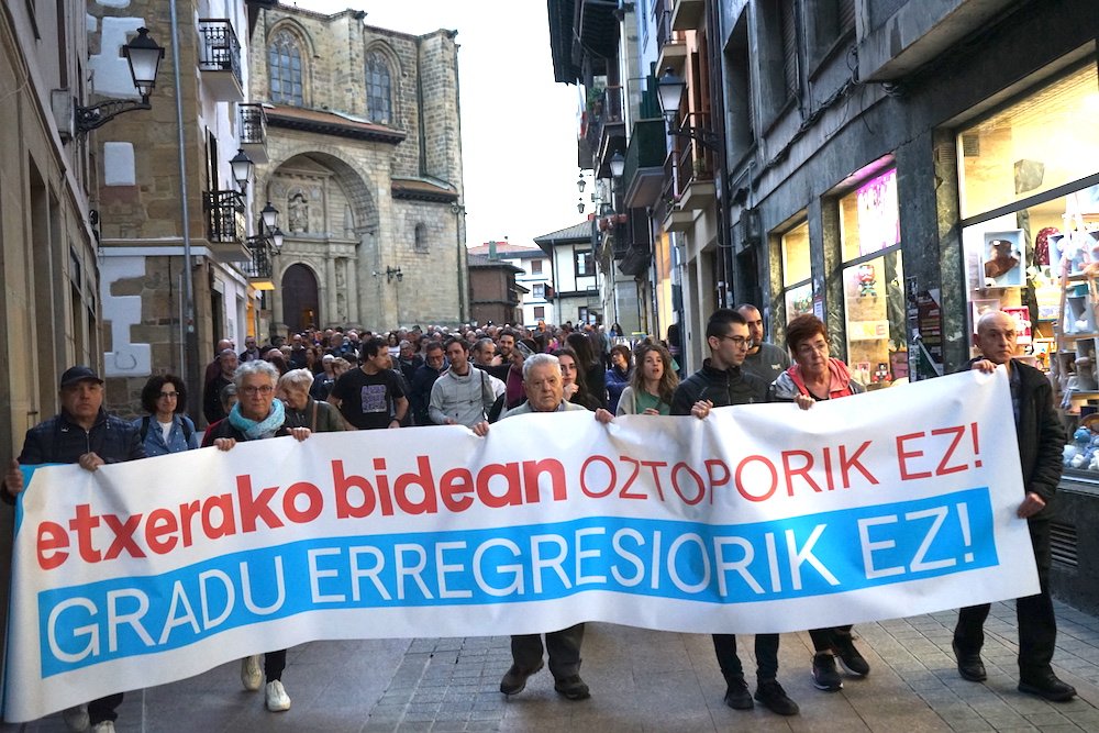 "Izugarria da 2023an oraindik mendekuan eta gorrotoan oinarritutako jarrerekin jarraitzea"

Ehunka izan ziren atzo Juan Manuel Inziarteri hirugarren gradua ukatu diotelako mobilizatu zirenak, Etxerat-ek eta Sarek deitutako manifestazioan. oarsoaldea.hitza.eus/2023/03/18/err…