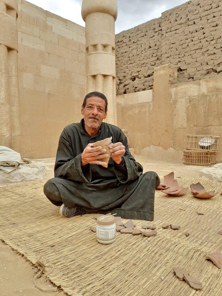LaraWeissRPM's tweet photo. Another #Egyptian colleague, who works with us for many years already is #ceramicist Shahata. @RM_Oudheden @MuseoEgizio #Saqqaradiaries #SaqqaraTombs #Officelife #LeidenTurinExpeditiontoSaqqara #behindthescenes #pottery #ceramics #Horemheb https://t.co/NE96SWgwsG
