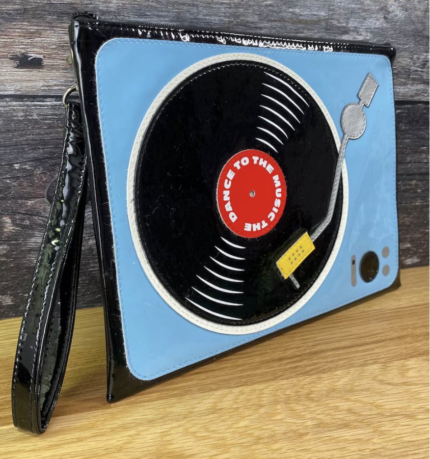 Day 18 of the #AlphabetChallenge is R
My R is Record player!  ( remember those! 🤣🤣)   This cute clutch bag is in my #etsyshop  now. etsy.com/uk/listing/103… #UKGiftAM  #UKGiftHour  #MHHSBD #makersuk #handmadebag #supportsmallbusiness #shopindie