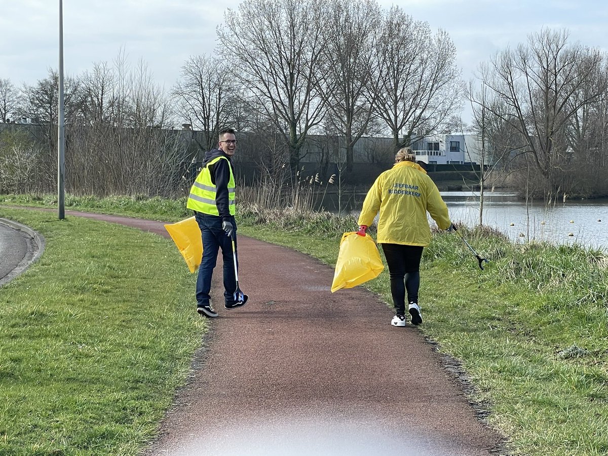 karinkayadoe's tweet photo. We zijn gestart, mooie hulp en ondersteuning van @ScoutingStJoris, eens kijken wat we kunnen rapen met @Leefbaarrkerk #opschoondag https://t.co/0XiAoKXwRP