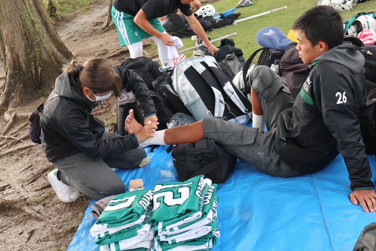 daito_lacrosse's tweet photo. ●本日はTRを紹介します！
・TRはテーピングを用いてのケアなどをしてプレイヤーのサポートをします！🩹🩹
・トレーニングやテーピングの知識を深めたいという方是非！お待ちしてます！🏃‍♀️👊🏻
 #春から大東  #春から大東文化大学  #男子ラクロス部  #大東男子ラクロス部 https://t.co/GJGAXikkzz