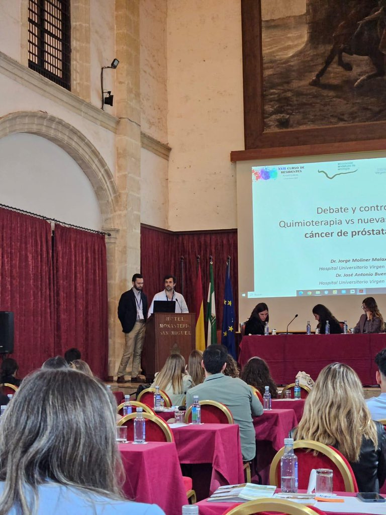 Altísimo nivel en el debate ayer entre el dr <a href="/jormoliner/">jorge moliner</a> de <a href="/UronefroHUVR/">@Uro-NefroHUVR</a> y el dr Bueno del H. de Valme sobre QT vs nuevas moléculas en el cáncer de próstata avanzado. Los tripletes van ganando protagonismo! 🙌🏻🙌🏻