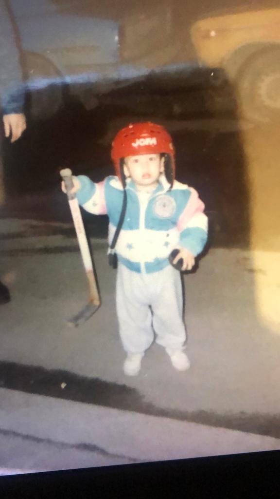 steelershockey's tweet image. 🍊🏒

As we head into #Retro weekend, some of the players have dug back into the archives to pull out pictures from their past. 

Can you guess who this is? ⬇️

Answer around 11am!

#BleedOrange | #RetroWeekend