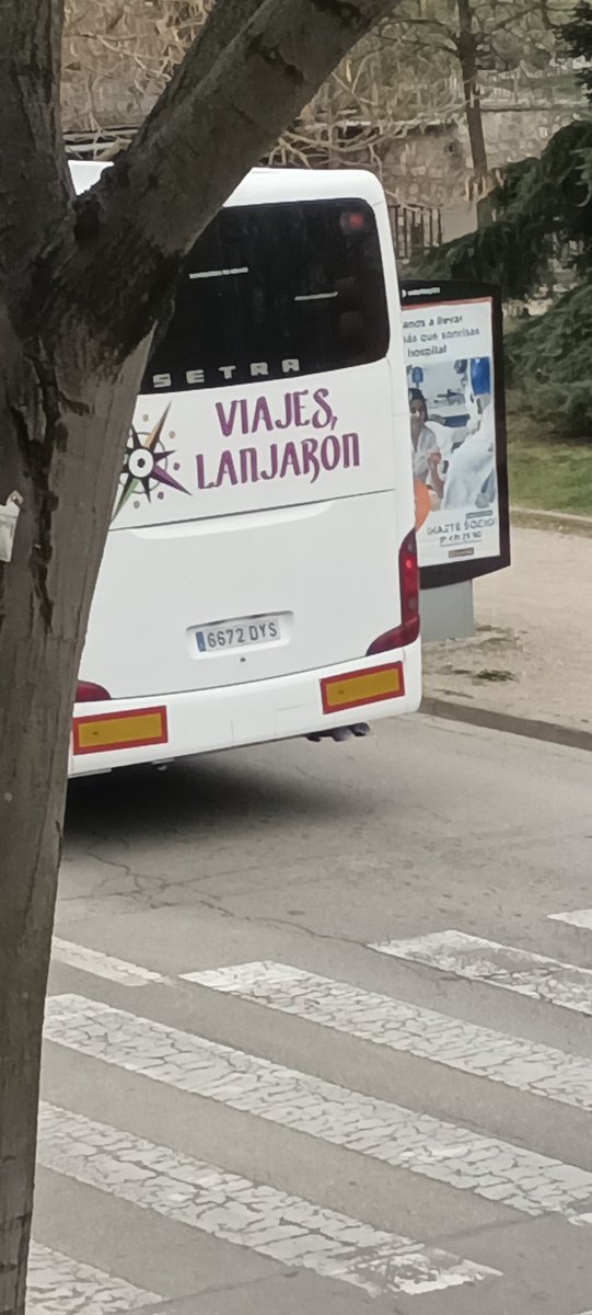 EUCATDE's tweet photo. @DiarideGirona @girona_cat @pmgirona això és can pixa... #BusTuristic a #Pedret, descarregant passatgers, ocupant la calçada en lloc no permès/habilitat. Ja veurem per #SetmanaSanta i #TempsDeFlors. https://t.co/7CyXiKwyDS
