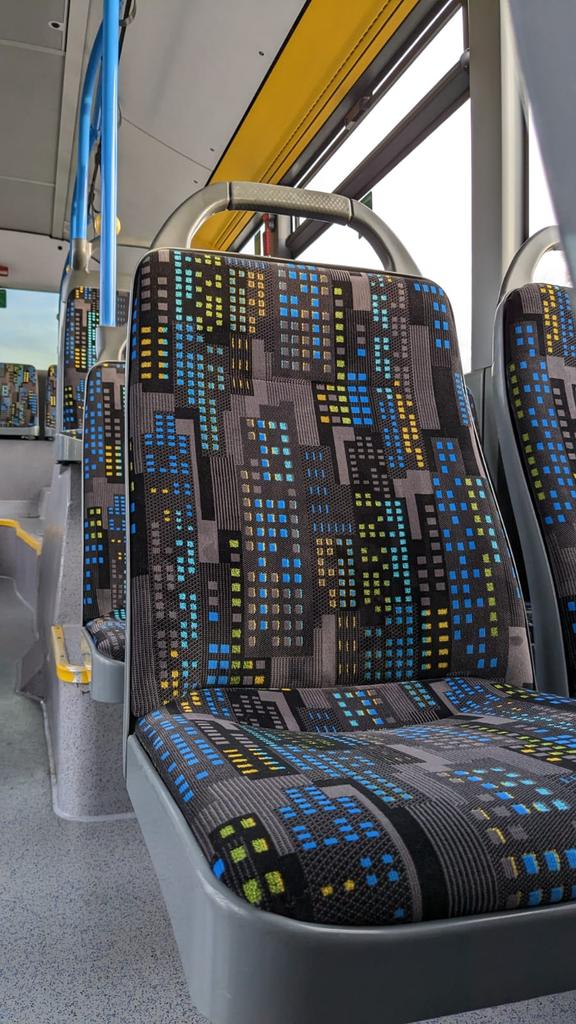 _OSI4_'s tweet image. Neuwagengeruch schwebt in der Luft.

Naja, fast. Unser 081 wurde die letzte Woche einer umfangreichen Grundreinigung unterzogen. Dabei wurden auch der Boden neu versiegelt und der Bus komplett neu gepolstert.
Wie gefällt euch unser neues Polstermuster? 🤗