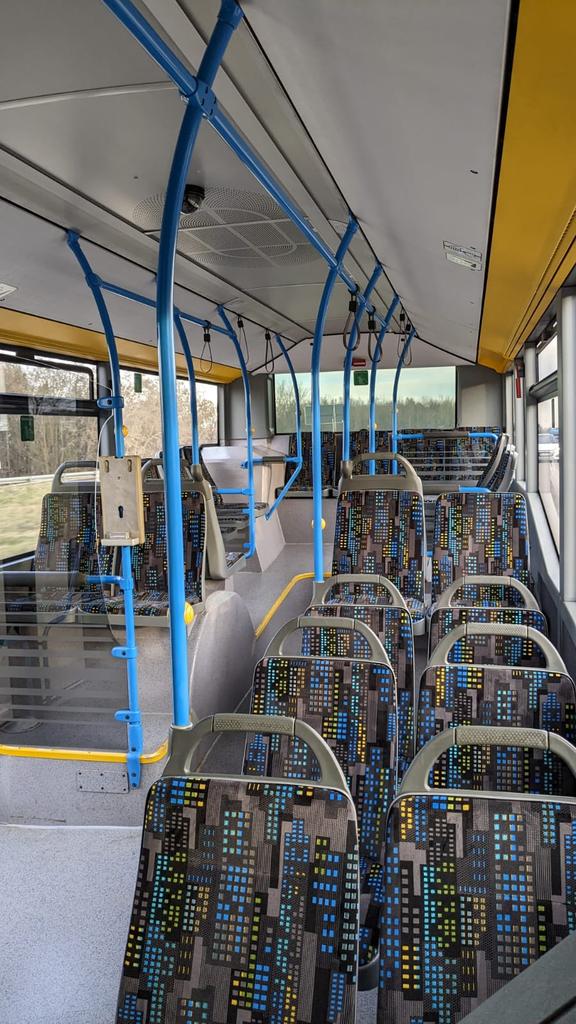 _OSI4_'s tweet image. Neuwagengeruch schwebt in der Luft.

Naja, fast. Unser 081 wurde die letzte Woche einer umfangreichen Grundreinigung unterzogen. Dabei wurden auch der Boden neu versiegelt und der Bus komplett neu gepolstert.
Wie gefällt euch unser neues Polstermuster? 🤗