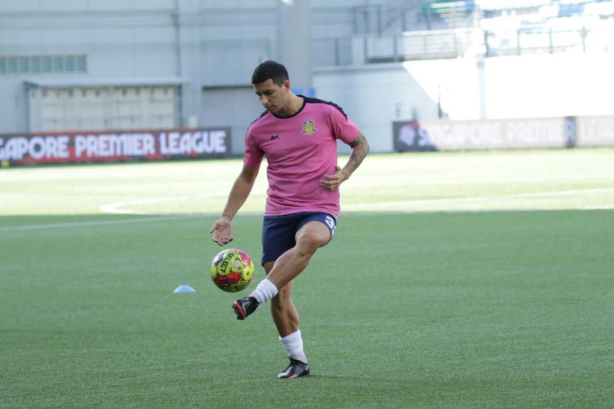 HougangUnited's tweet photo. Warming up 🔥⁣⁣
⁣⁣
#HGFC #1H1H #SPL #YGLHOU #CafeFootballSG #CareSingapore #Myprotein #MyproteinSingapore #thephysiocircle #speedfitsg #starbalmsg https://t.co/fJ6YtgNXU2