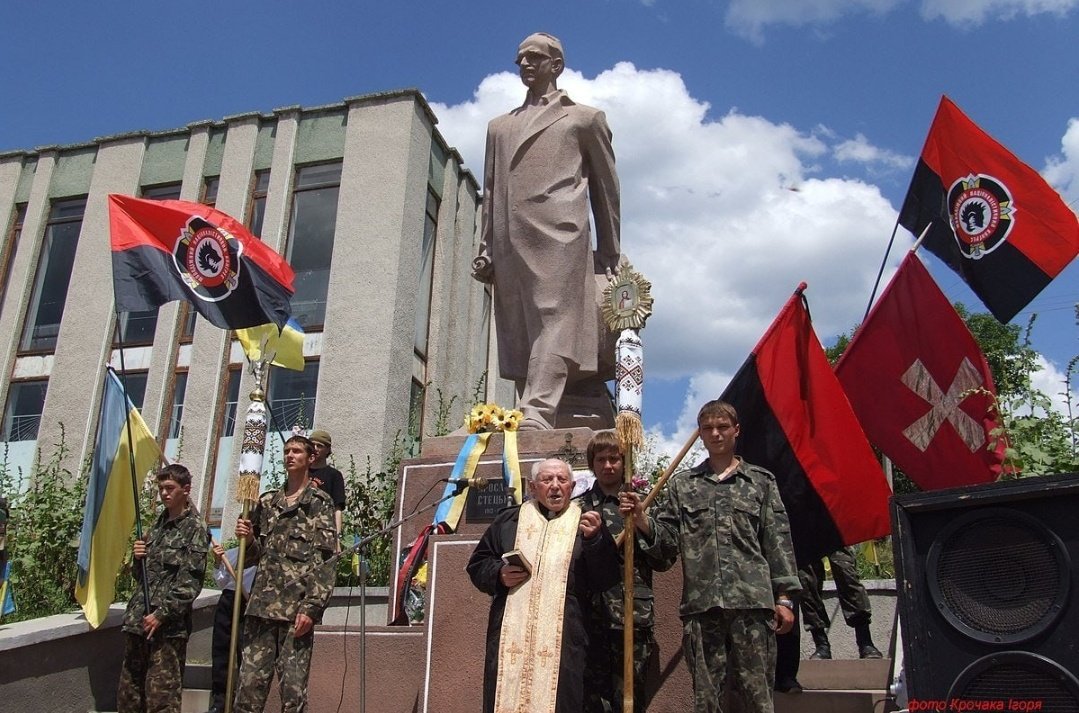 Circonscripti18's tweet photo. En 2021 les députés du Conseil du Peuple d'#Ukraine ont décidé de célébrer le 110e anniversaire de #YaroslavStetsko, "un homme d'État ayant participé à la lutte pour l'indépendance de l'Ukraine".
Ils ont oublié de dire que #Stetsko était un collabo nazi antisémite pro #Bandera... https://t.co/LPIs27W8eK