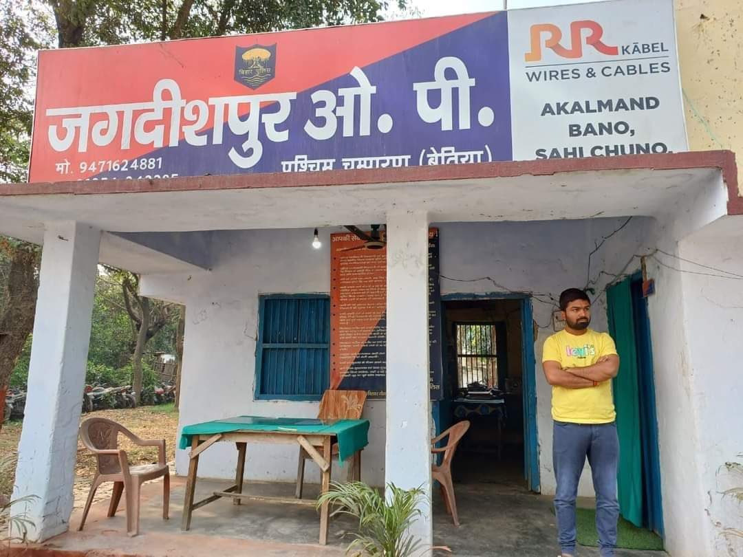 KaushalPandit_'s tweet photo. “हिपोक्रेसी की भी सीमा होती है!”

#UP में लोकगायिका #NehaRathor को नोटिस दे दिया गया तो उपद्रव मचा दिया गया, लोकतंत्र की धज्जियां उड़ने की बात होने लगी!

#Bihar में पत्रकार #ManishKashyap  के घर की कुर्की हो रही है,भगौड़ा घोषित कर दिया गया.शातिर अपराधियों जैसा व्यवहार हो रहा है! https://t.co/nXAAmula5K