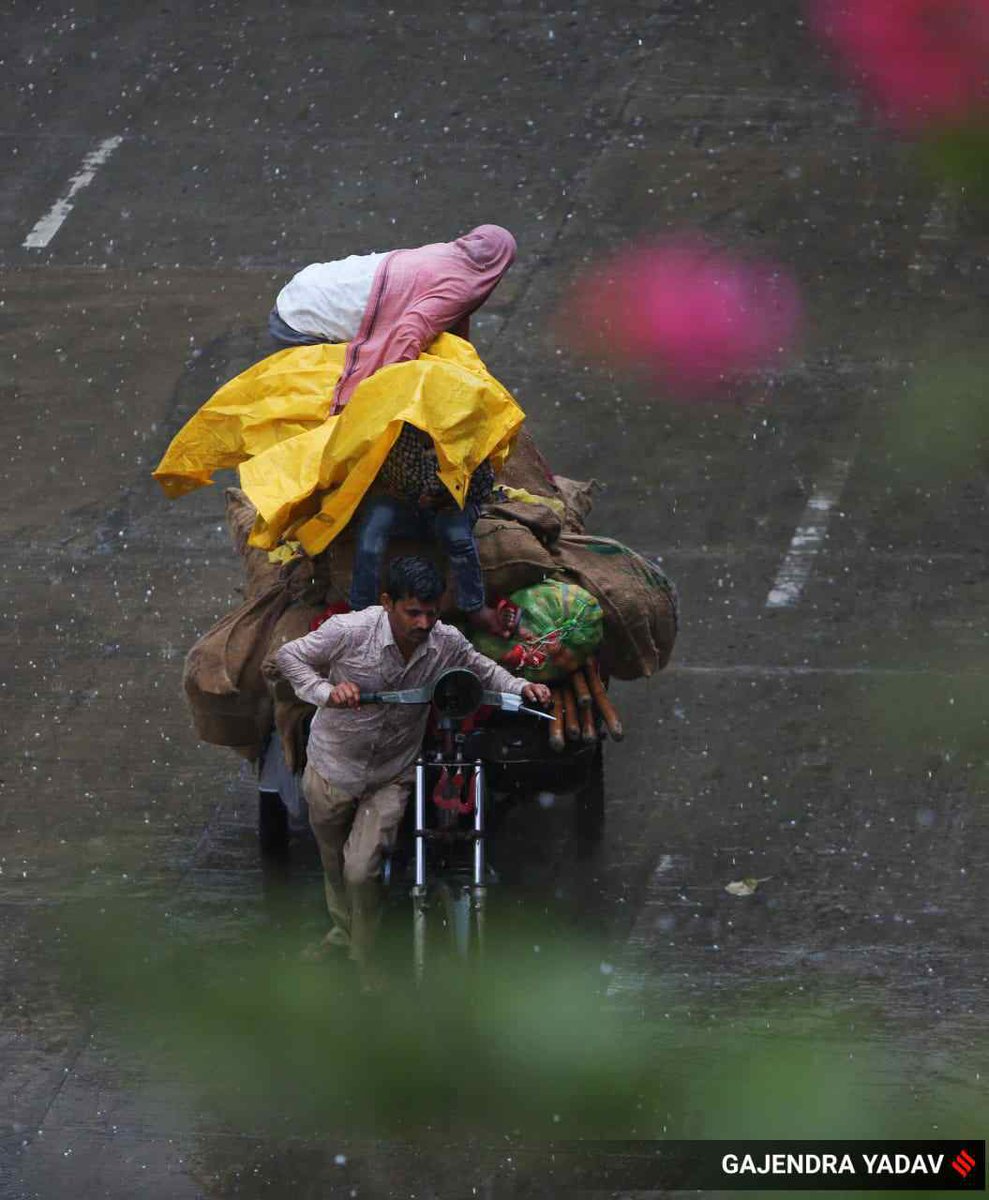 ExpressImages's tweet photo. #InPics | Hail storm in Noida? Light rain in Delhi, Noida brings relief from warm weather 
#delhirain #noida #hailstorm #DelhiWeather 
#ExpressPhoto 📸 by Gajendra Yadav https://t.co/cO8t3piafx