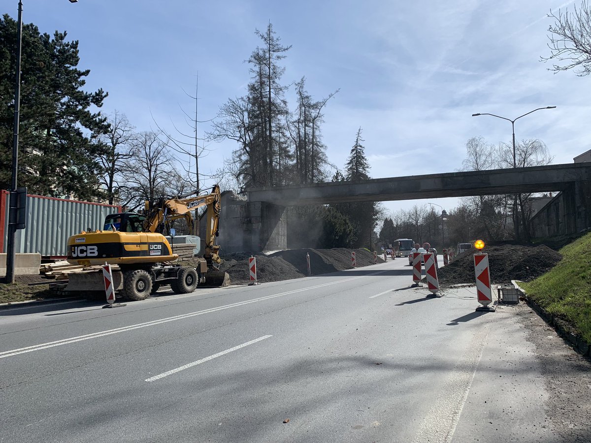 VilemBranda's tweet photo. Dopravní omezení na silnici I/35 - hlavním tahu z vých. Čech na Moravu. Průtah Litomyšlí je až do neděle uzavřený kvůli demolici lávky pro pěší. Osobní auta musí vrchem (ulicí TGM), objížďka pro kamiony vede přes historické Smetanovo náměstí. #DopravníSituace @naselitomysl https://t.co/777FK91es7