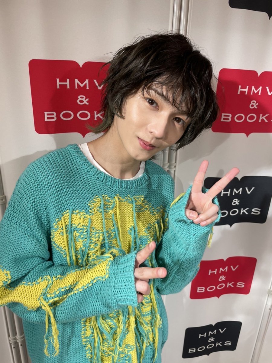 hmvbookssinsaib's tweet photo. 👾【#宮崎湧】👾

本日は宮崎湧さん『2023年4月カレンダー』発売記念イベントにお越しいただきありがとうございました✨

ご来店記念にお写真とサインを頂きました😭

またサイン入りブックカバーを抽選で1名様にフォロー&amp;RTでプレゼント!締切3/31店舗受取限定当選はDMにて✨ https://t.co/pjaKh5V5Uo