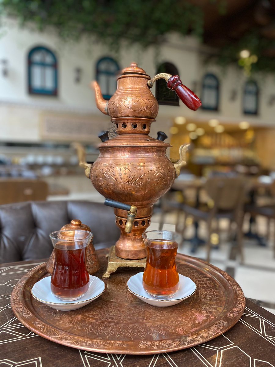"كل عشاق الشاي العارفين لا يتناولونه إلا ثقيلا، وفي الحقيقة أحب شايي أثقل قليلًا كل عام، فكلما زاد عمرك وزادت حكمتك صرت أكثر قدرة على الاستمتاع بالشاي الأثقل". جورج أورويل، ماذا قالوا في الشاي؟ ولا عزاء لحزب القهوة.