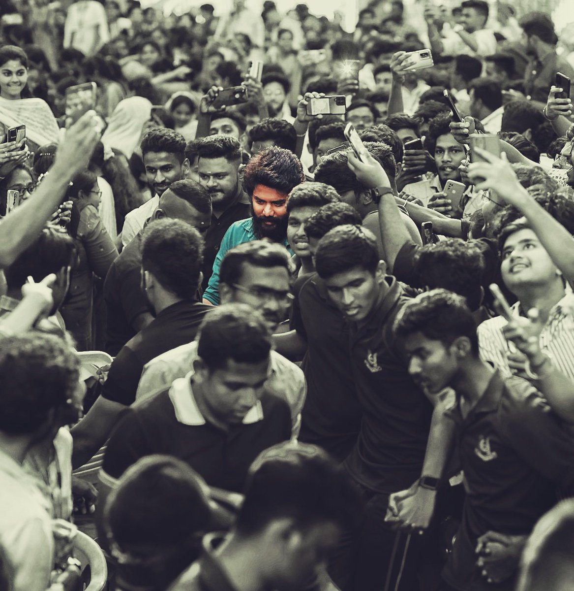 KavinFanBoy98's tweet photo. #DaDa is unstoppable at the box office 🔥

#Kavin #Kavin04 @Kavin_m_0431 https://t.co/BB6cZ1GChN