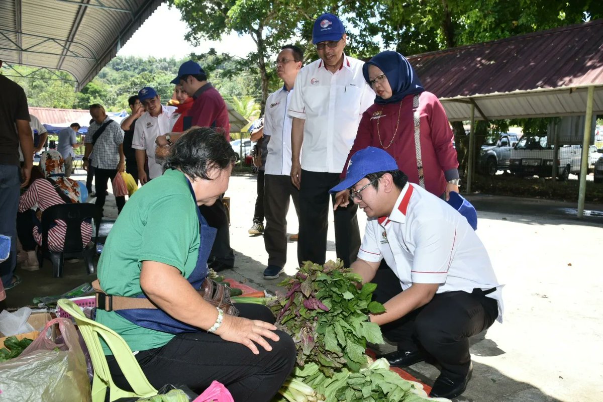 KUSKOPMalaysia's tweet photo. #KUSKOP menerusi @TEKUNasional memperuntukkan RM5 juta untuk disalurkan kepada  usahawan dibawah Skim Pembiayaan Usahawan Tamu (SPUT). Seramai 1,000 orang usahawan informal-mikro dijangka bakal menerima manfaat drp skim ini. Berita penuh: https://t.co/fJef6x1NEi 
#EwonBenedick https://t.co/EoYrHuPkfz