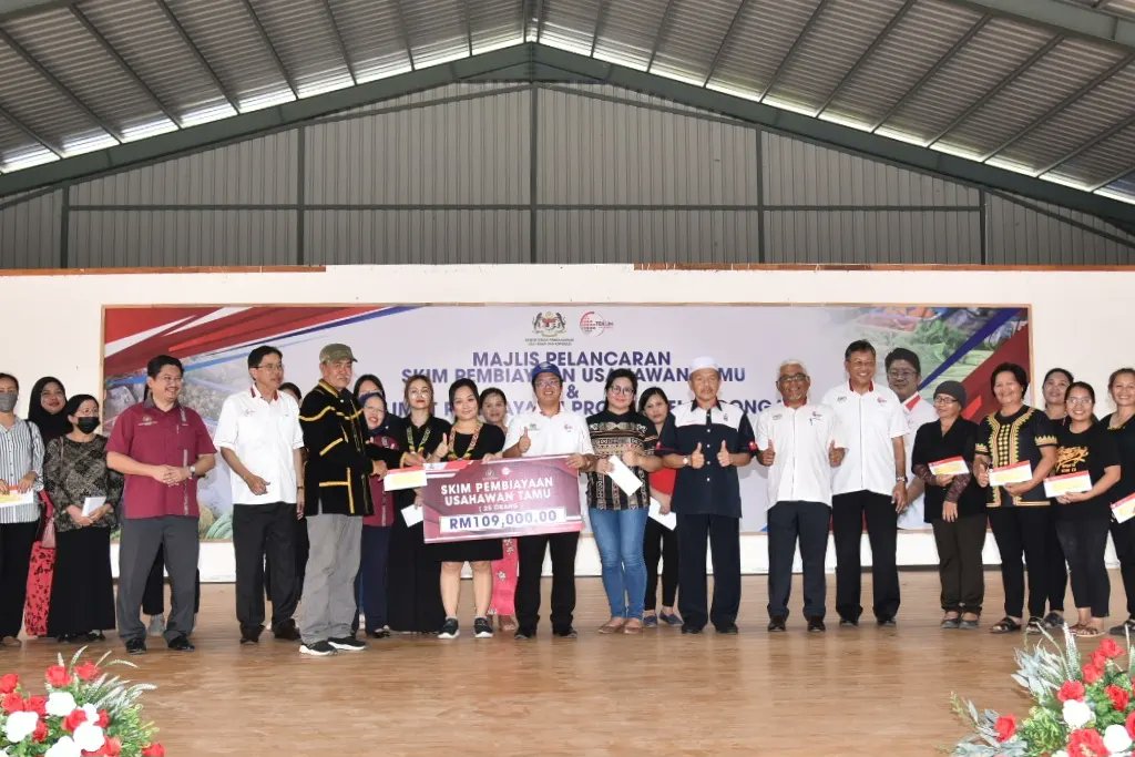 KUSKOPMalaysia's tweet photo. #KUSKOP menerusi @TEKUNasional memperuntukkan RM5 juta untuk disalurkan kepada  usahawan dibawah Skim Pembiayaan Usahawan Tamu (SPUT). Seramai 1,000 orang usahawan informal-mikro dijangka bakal menerima manfaat drp skim ini. Berita penuh: https://t.co/fJef6x1NEi 
#EwonBenedick https://t.co/EoYrHuPkfz