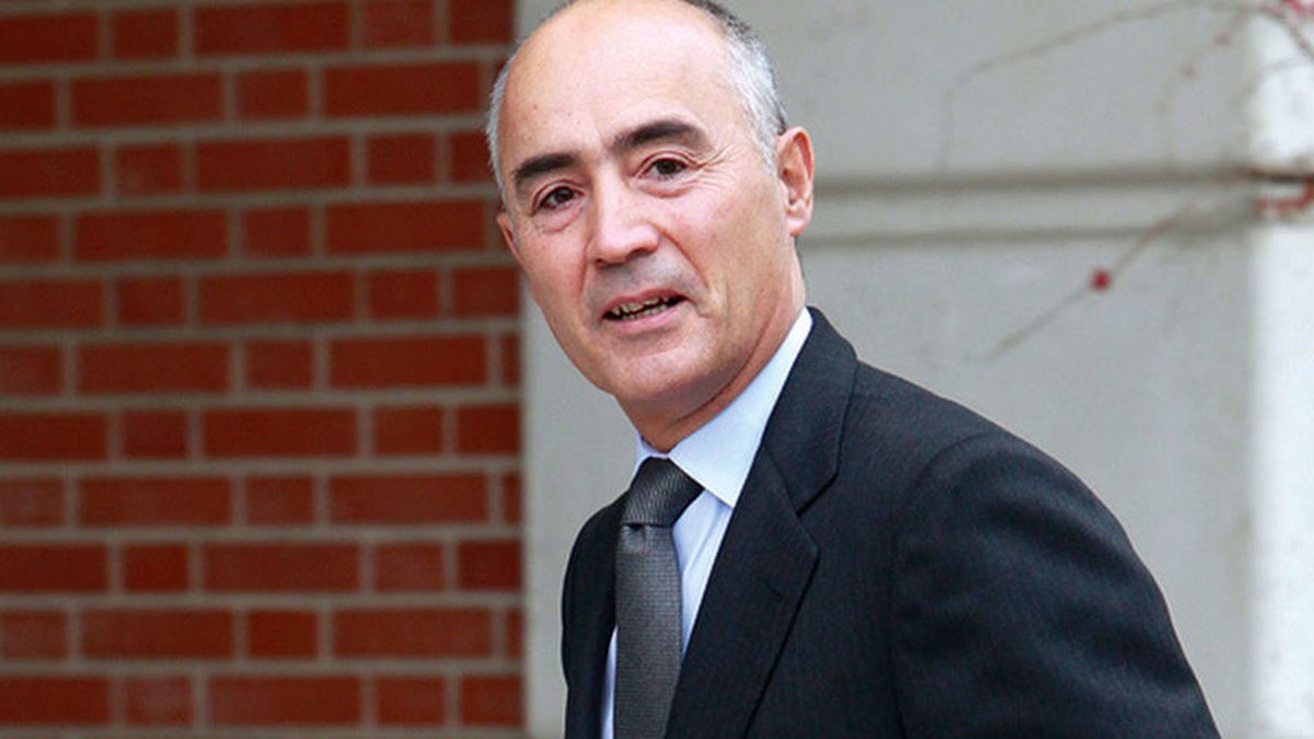 Se llama Rafael Del Pino, tiene un patrimonio de 4.000M€ como presidente de Ferrovial. Se acaba de llevar el domicilio fiscal de la empresa a Países Bajos para no pagar impuestos. Es otro de los que recibe el bono social eléctrico. Los "patriotas" y sus paguitas en España.