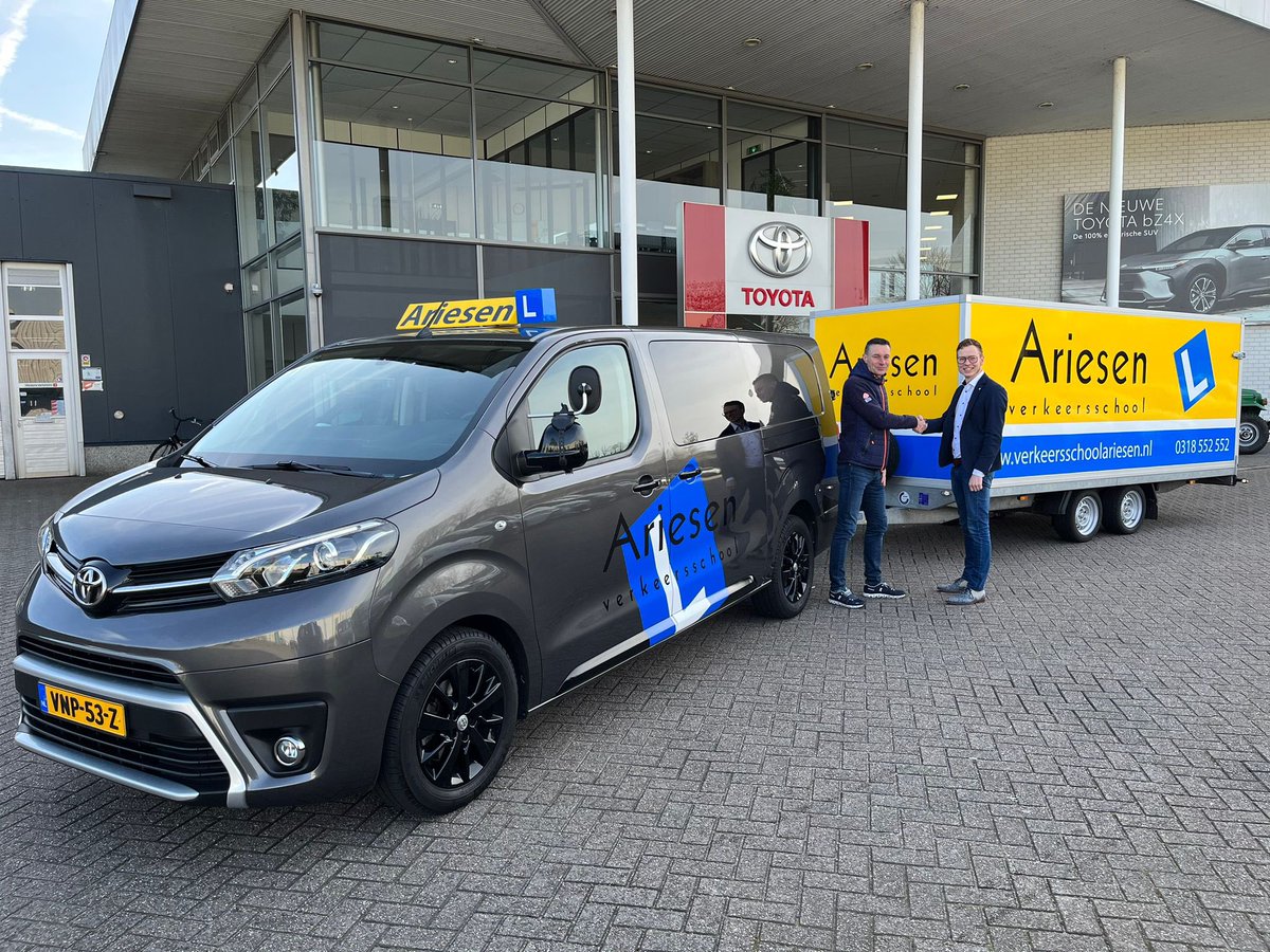 Grote kans dat je deze prachtige 
combinatie in en rond Veenendaal veel tegen gaat 
komen 😍 Lianne en Erik Ariesen van 
Verkeersschool Ariesen ontzettend bedankt! Het adres waar je kundig én in een Toyota je 
BE-rijbewijs kan halen.

#veenendaal #verkeersschool #eachterb #proace
