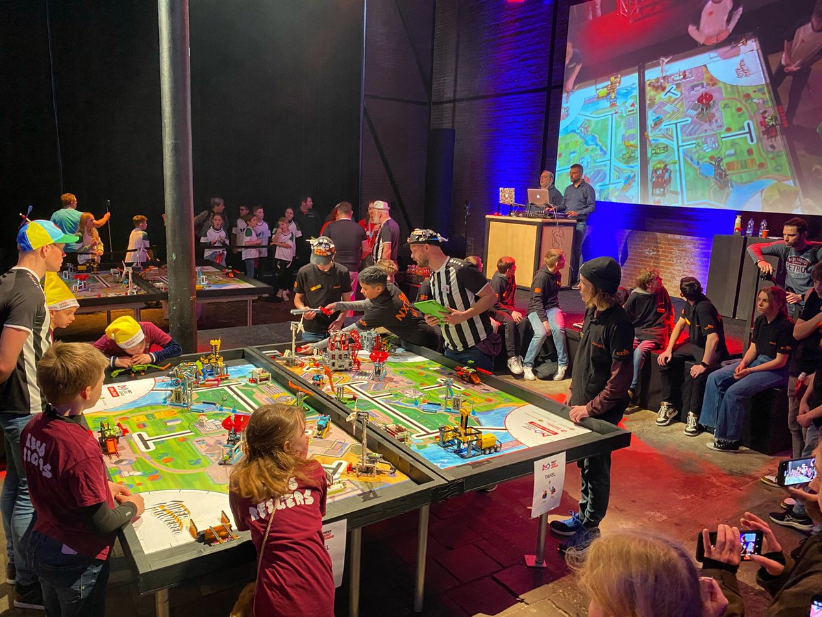 We beginnen met een oefenwedstrijd tijdens de landelijke finale van de FIRST LEGO League. #FLLNL #FIRSTLEGOLeagueNL #FIRSTLEGOLeague #SUPERPOWERED #robotica #delft #lijmencultuur