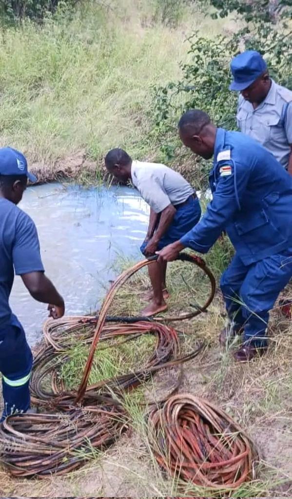 MathemaCharity's tweet photo. Amidst the load shedding woes, some are making things worse by stealing copper cables. Here a 32-YEAR-OLD man from Nketa 7  ran out of luck when he was spotted trying to pack the stolen cables.
#Loadshedding 
#stolenCables https://t.co/GmbpoVdI2G