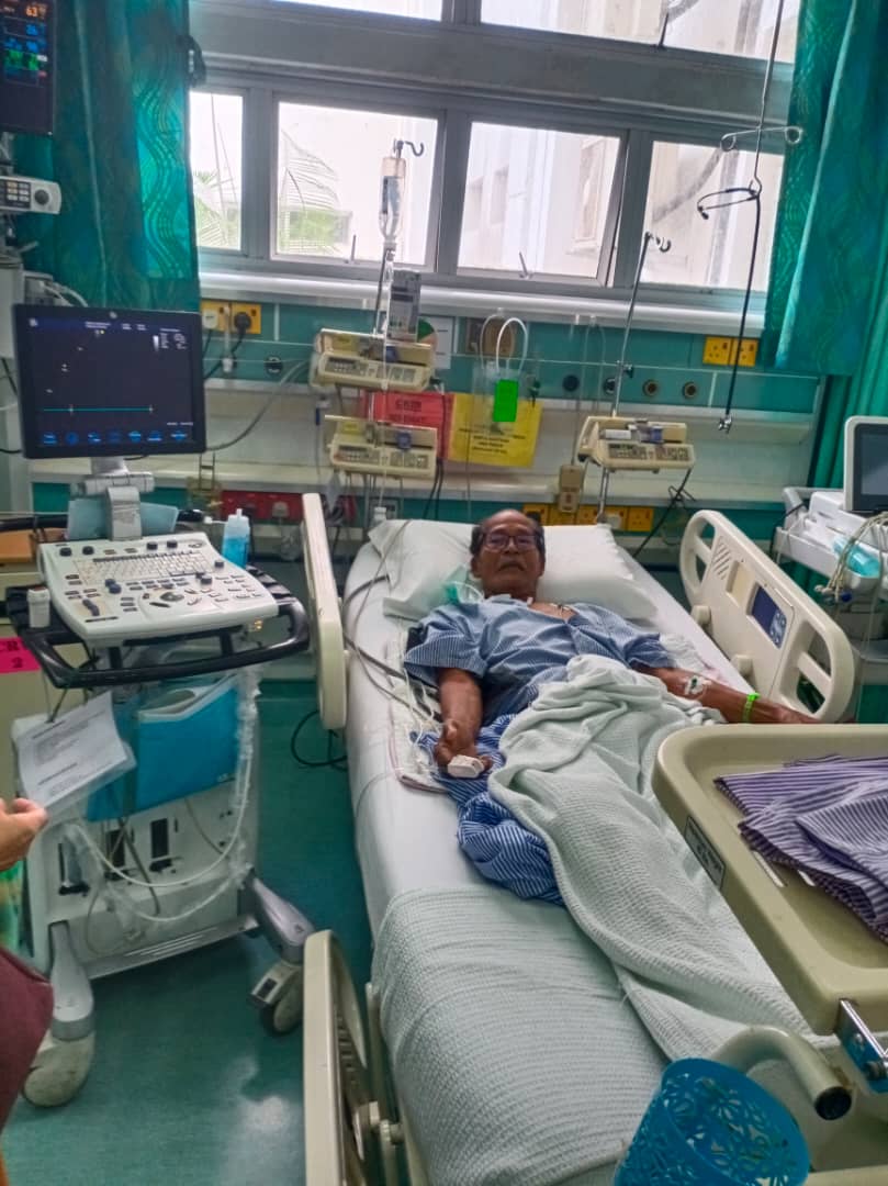 zumairaaa's tweet photo. Umur 71 tahun still kerja sebagai buruh kasar cari duit untuk dia dengan isteri sebelum jatuh sakit &amp; menghidap 4 jenis penyakit yang bahaya:

1. Penyakit jantung
2. Kencing manis
3. Darah tinggi
4. Hyperlipidaemia

Tolong I RT pliss 🙏 https://t.co/TY3LAP0tBq