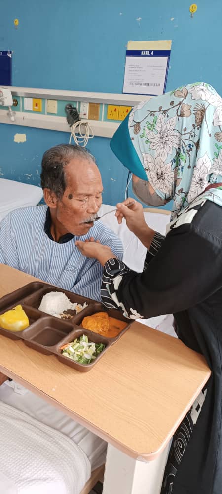 zumairaaa's tweet photo. Umur 71 tahun still kerja sebagai buruh kasar cari duit untuk dia dengan isteri sebelum jatuh sakit &amp; menghidap 4 jenis penyakit yang bahaya:

1. Penyakit jantung
2. Kencing manis
3. Darah tinggi
4. Hyperlipidaemia

Tolong I RT pliss 🙏 https://t.co/TY3LAP0tBq