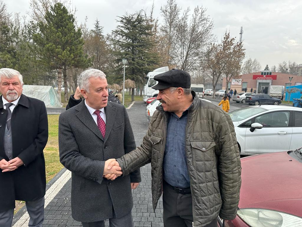 Kayseri'de art arda yaşanan depremler vatandaşlarımızı tedirgin ediyor. Yaşadıkları tedirginlik nedeniyle parklara kurdukları çadırlarda yaşayan hemşehrilerimizi ziyaret ederek  taleplerini dinledik.