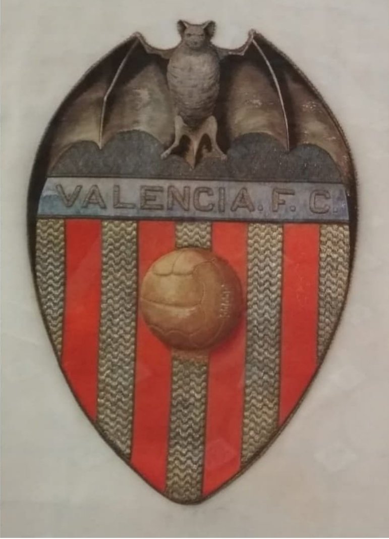ramfervic's tweet photo. "Se llamará Valencia Football Club, dijo alguien, como aquel que desapareció. Debe llevar el nombre de la ciudad, de nuestra Valencia".
Feliços 104 anys a l'amor de la meua vida, @valenciacf_vale 🦇🧡
#Amunt #VCF #18març1919 #DeParesAFills #SentimentEtern https://t.co/Ns8If3Wvn8